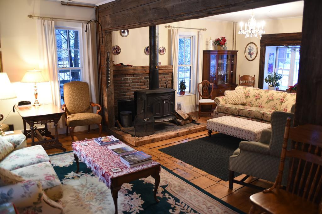 1860 House Inn And Rental Home Essex Chambre photo